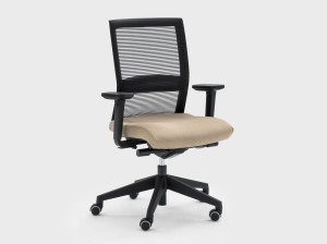 Регулируемый по высоте офисный стул с подлокотниками