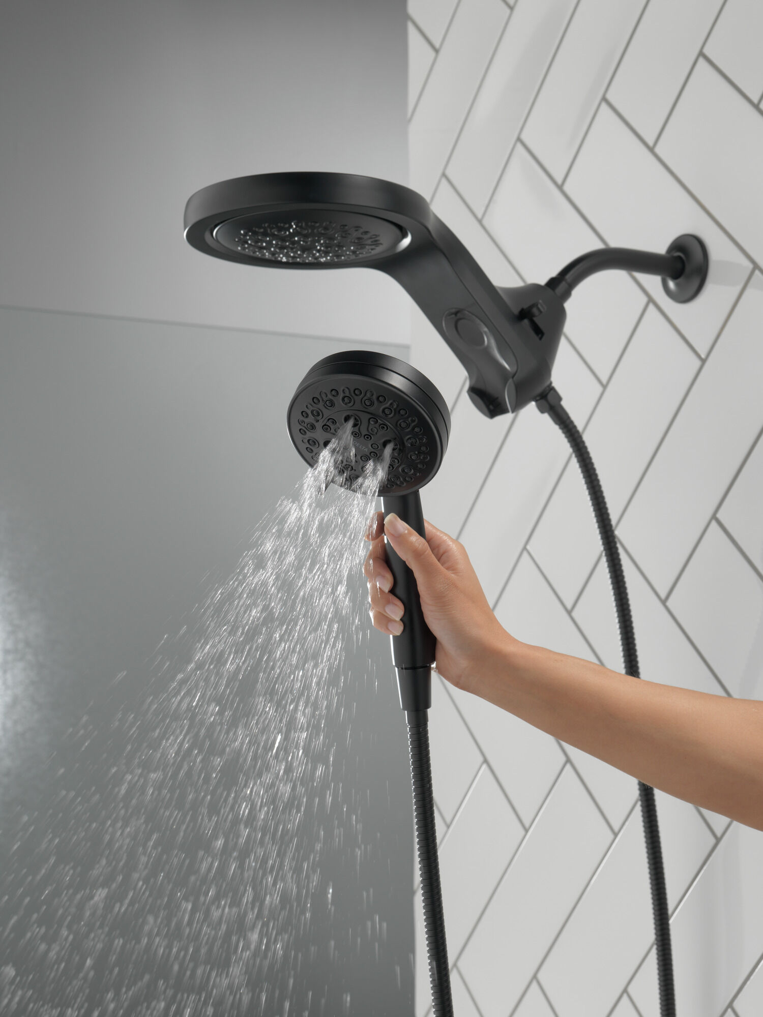 58680-BL HydroRain® H2Okinetic® 5-регулировочная душевая лейка два в одном Delta Faucet Universal Showering Матовый черный  - Вид №8