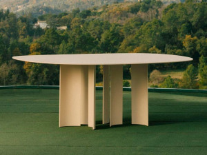 Металлический овальный стол