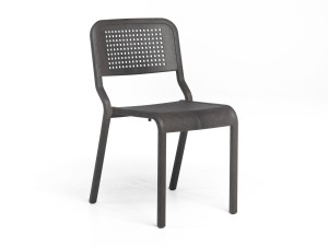 Стул из переработанного инженерного пластика