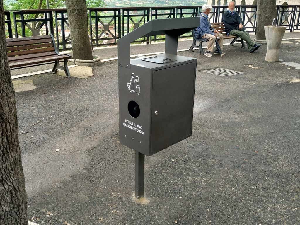 Оцинкованная стальная корзина для мусора для собак EUROCOMITALIA современная мебель ARCH-00063280 - Вид №1