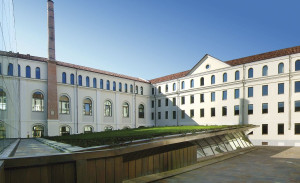 Алюминиевое и деревянное створчатое окно