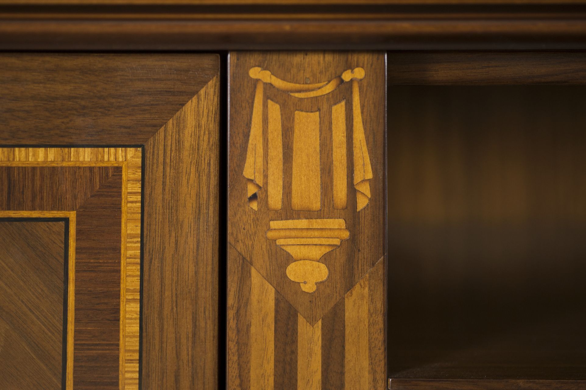 Деревянный низкий ТВ-шкаф Hurtado Traditional ARCH-00048032 - Вид №3