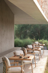 Квадратный стол из тикового дерева