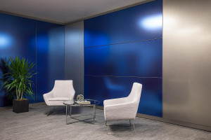 FSRT646 Система обшивки стен Levelr с панелями из вивихромного хромового стекла с прослойкой индивидуального цвета, показанная в конфигурации «отражающий» с отделкой pearlex +, нержавеющая сталь с отделкой «горный хрусталь» и открывающиеся ребра из нержав