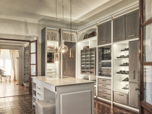 Шкаф из дуба со встроенным освещением на заказ