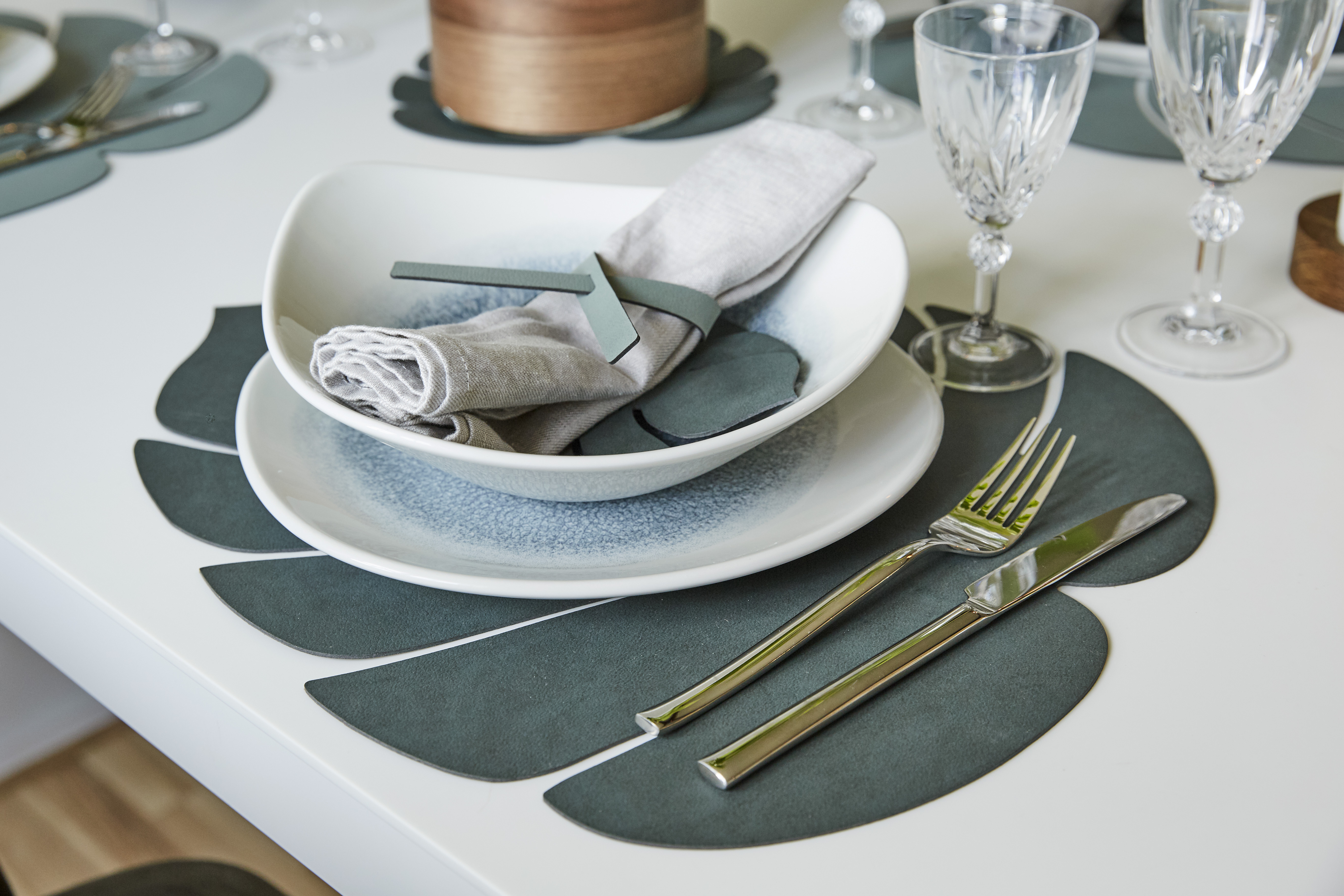 989953 NUPO dark green подстановочная салфетка лист монстеры 42х35 см, толщина 1,6мм;LIND DNA  - Вид №2