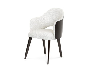 Черное мягкое кресло с подлокотниками