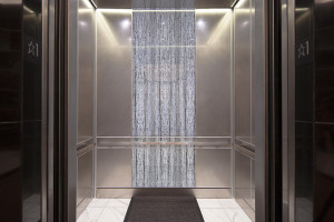 FSRT756 Интерьер лифта Levele-105 с индивидуальной компоновкой панелей; панели лайтплана из стекла vivispectra elements с индивидуальной прослойкой из черного инжира и стандартной отделкой, панели захвата из нержавеющей стали с индивидуальной отделкой; кв