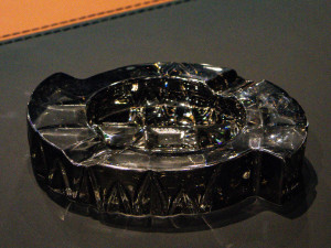 Выдувная хрустальная пепельница