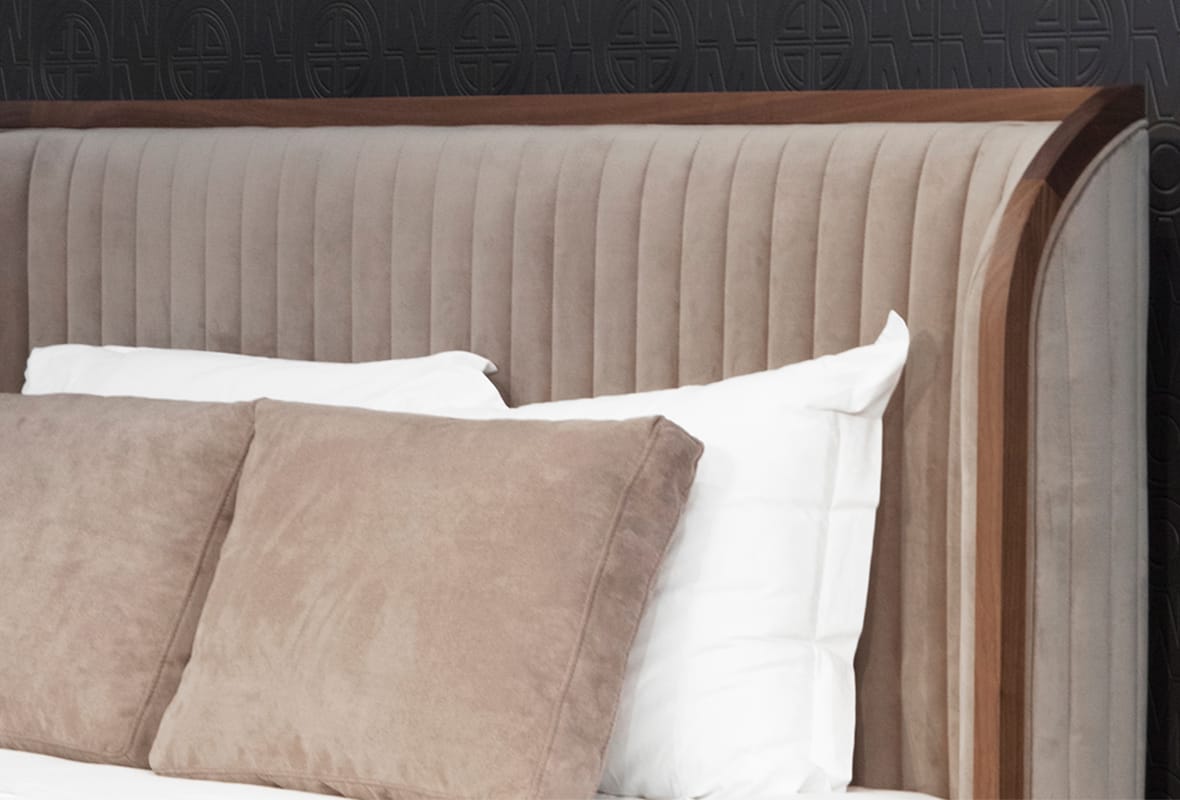 Кожаная двуспальная кровать с мягким изголовьем Mobi ARCH-00077779 - Вид №1