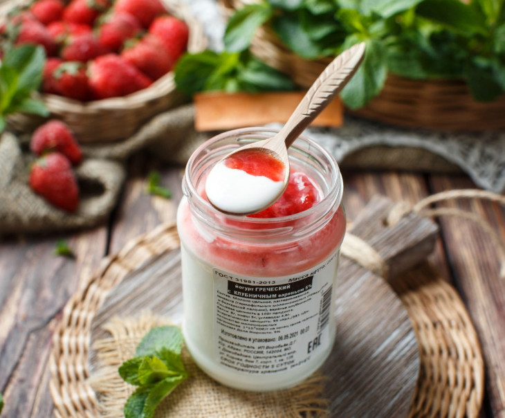 5902 Йогурт греческий 5% с клубничным вареньем Вкусляндия  - Вид №1