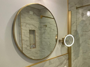 Настенное круглое зеркало с рамкой