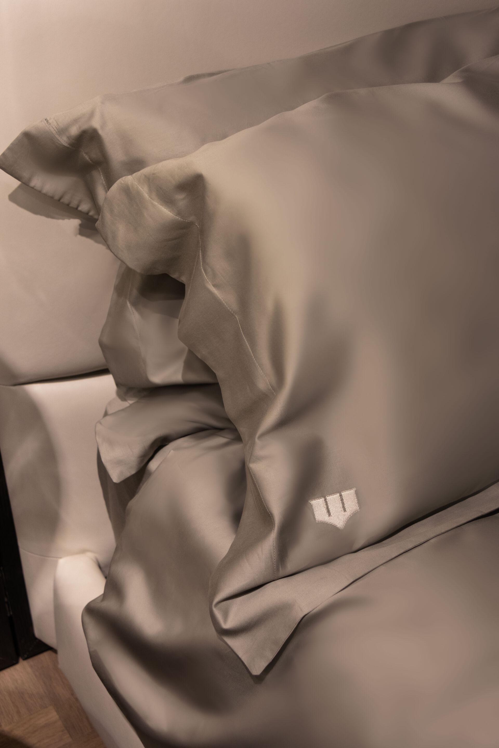 Кожаная двуспальная кровать Wayne Enterprises Home Collection WE-075 ARCH-00082783 - Вид №5