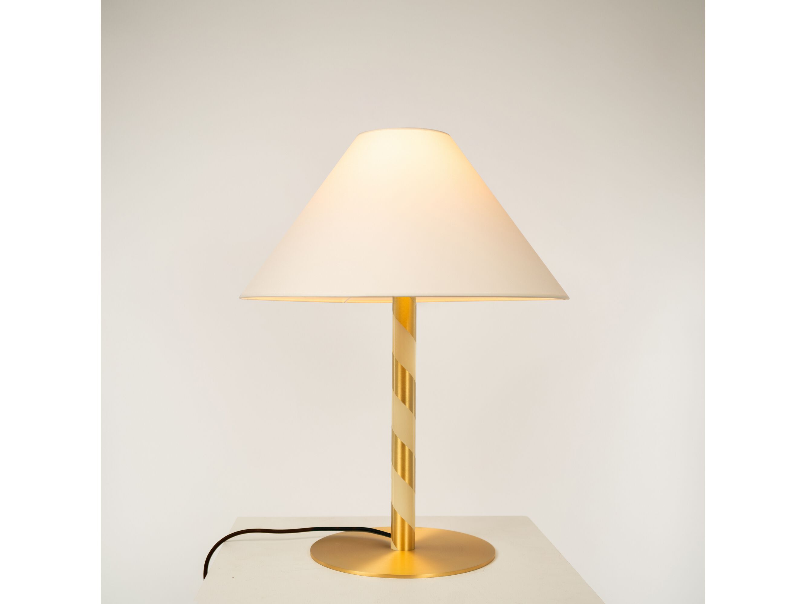 Латунная светодиодная настольная лампа CVL Luminaires Candy ARCH-00098607 - Вид №3