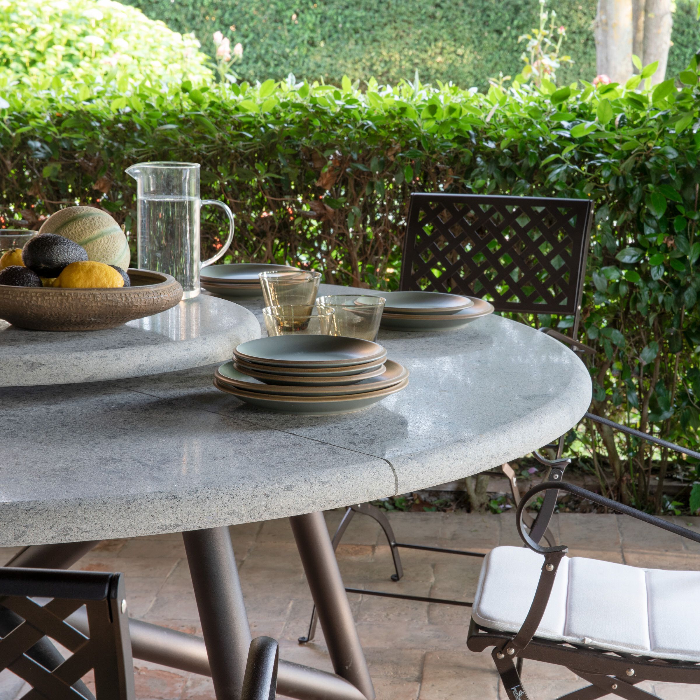 Круглый садовый стол из пеперино с ленивой Сьюзен VELTHA® Hermu ARCH-00065869 - Вид №1