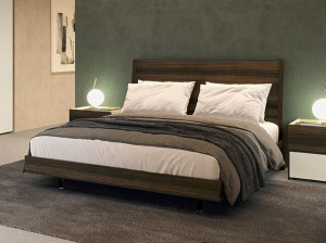 Деревянная двуспальная кровать