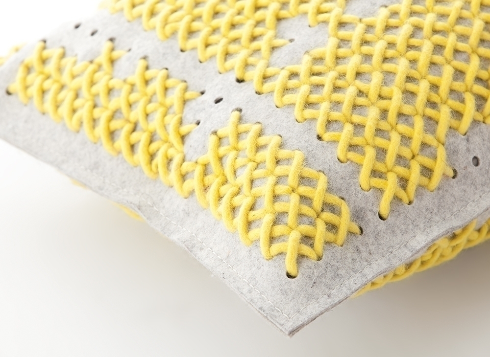 100077 Подушка Abstract темно-желтая 64x36 см GAN Canevas - Вид №1