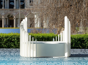 Изогнутая скамейка из полиэтилена