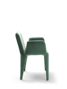 Бархатное кресло с подлокотниками