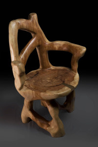 Деревянное кресло с подлокотниками