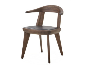 Стул из массива дерева с подлокотниками