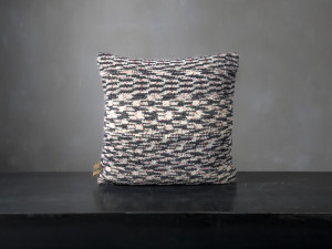 Квадратная подушка из переработанной ткани