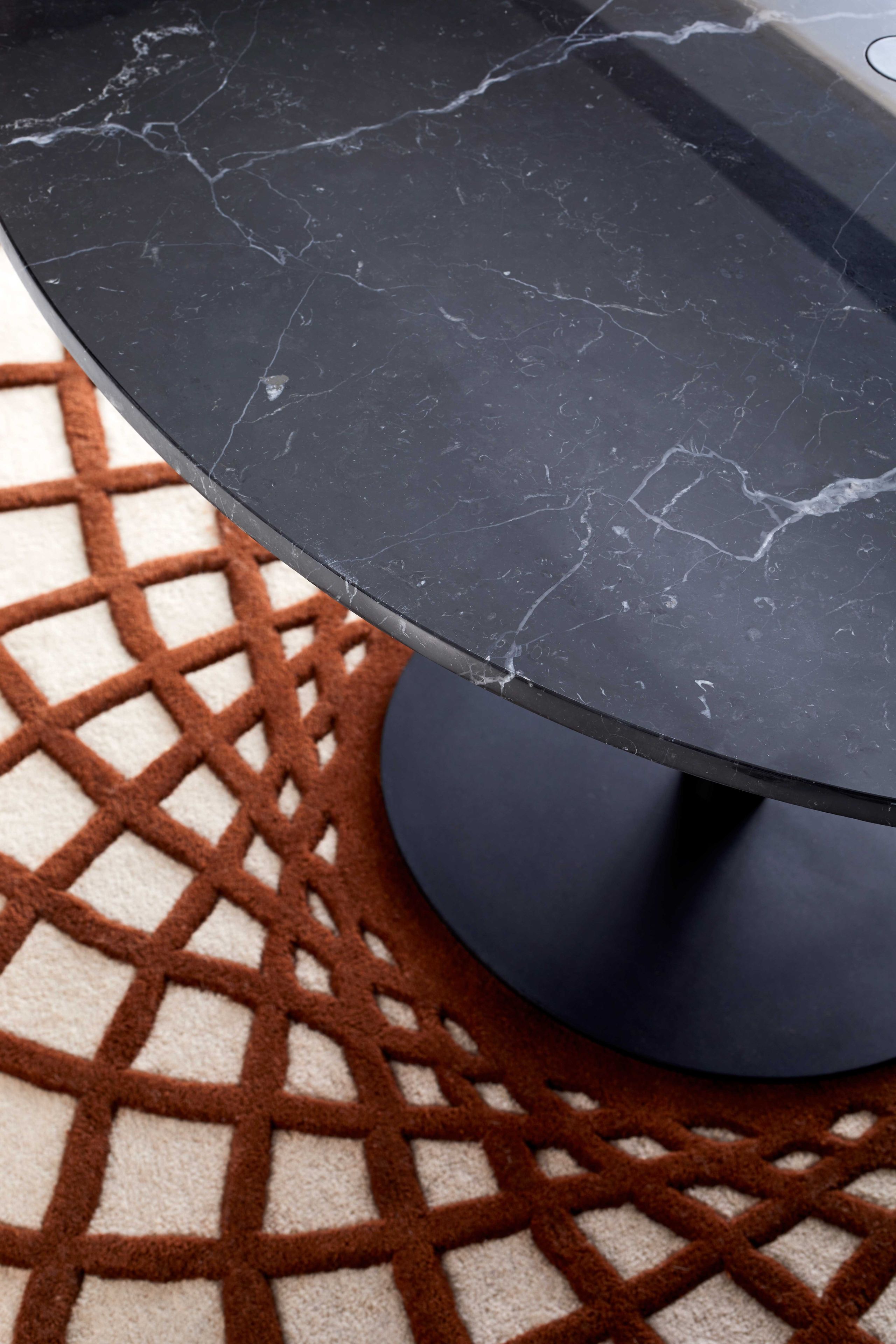 Круглый мраморный стол Punt NUCLEO MARBLE ARCH-00020672