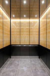 FSRT759 Интерьер лифта Levele-105 с верхними панелями из медового оникса vivistone, стандартная отделка; нижние панели из плавленого графита, отделка песчаником, узор Даллас; панель поручня из плавленого графита, отделка кайзер; квадрантный поручень из са
