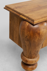 Шкаф из массива дерева с распашными дверями