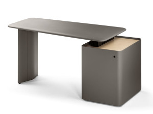 Прямоугольный кожаный исполнительный стол со встроенной полкой