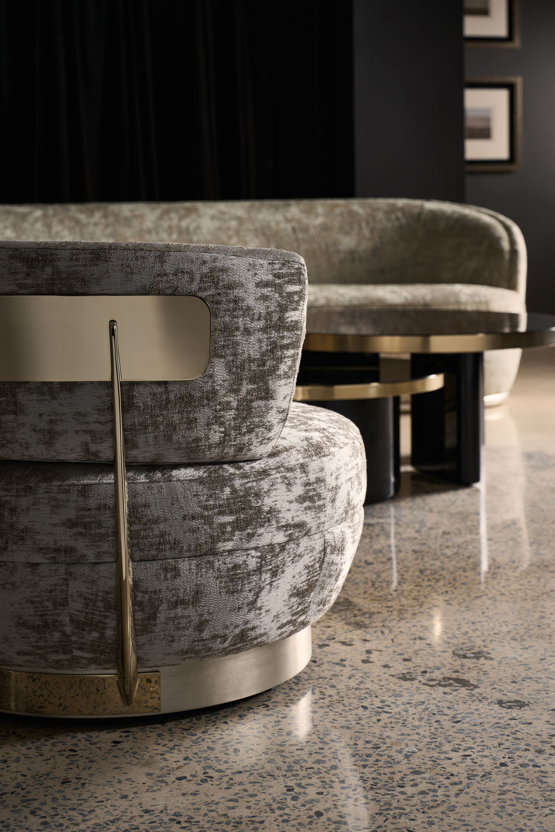 Вращающееся кресло из синели Caracole CELESTE ARCH-00151348 - Вид №1