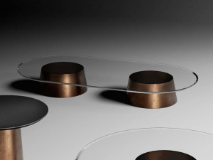 Стеклянный овальный низкий журнальный столик