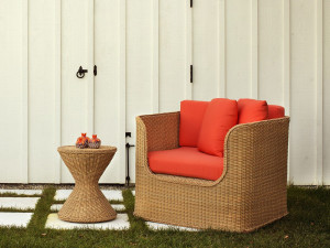 Круглый садовый столик из смолы