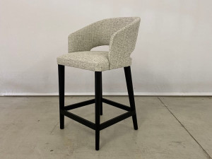 Высокий мягкий стул