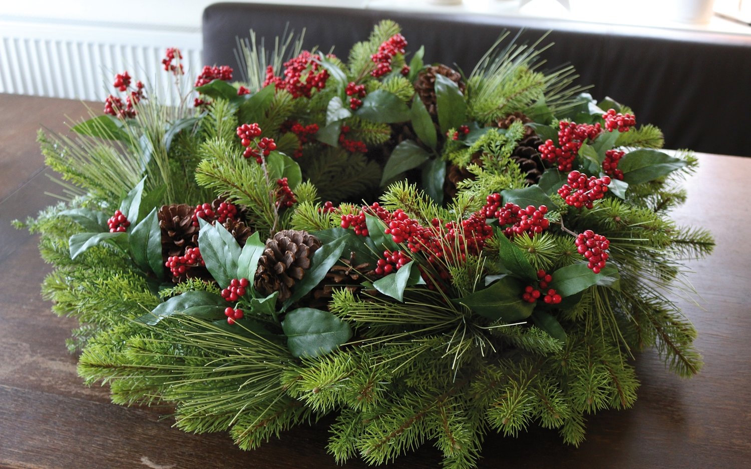 2001 844 a3 Искусственный венок 'микс зелени / ягод / шишек' Ø 76 см, зелено-красный H-andreas 