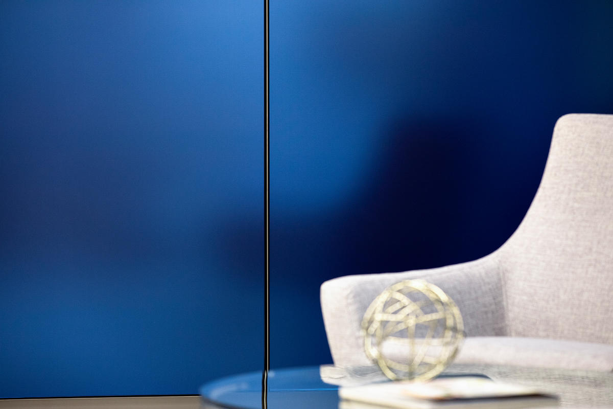 FSRT635 Система облицовки стен Levelr с панелями из вивихромового хромового стекла в отражающей конфигурации с индивидуальной цветовой прослойкой и опалексной отделкой, индивидуальной графикой туалета с индивидуальной подсветкой световой панели и настраив Forms-surfaces  - Вид №23