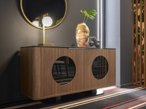 Деревянный шкаф с распашными дверями