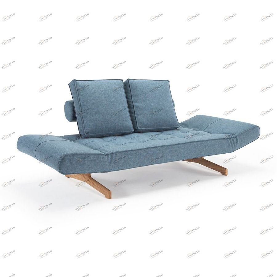 Диван Ghia с ножками из лакированного дуба и черной рамой, голубой Innovation Living GHIA525