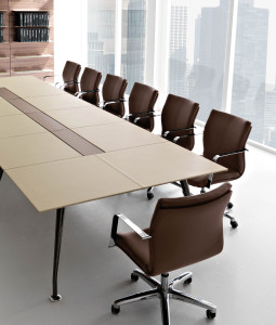 Кожаный офисный стул с подлокотниками с 4 спицами