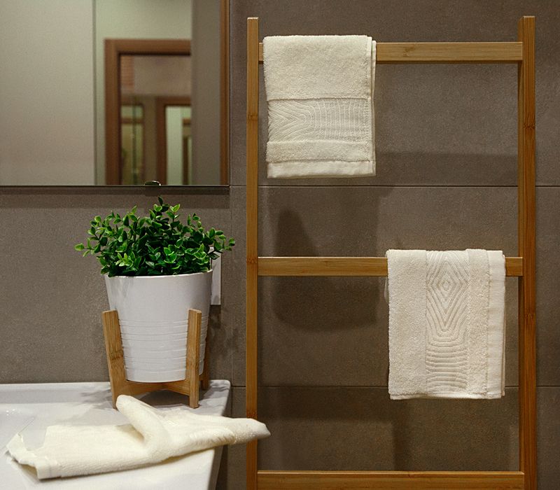 Комплект ручных полотенец из коллекции MAGNUM в молочном цвете. Представляем вашему вниманию универсальный комплект полотенец для рук, который можно использовать как в ванне, так и на кухне. Плотная, но нежная махра салфеток отлично впитывает и дарит комф Victoria Stenova 16114 - Вид №4