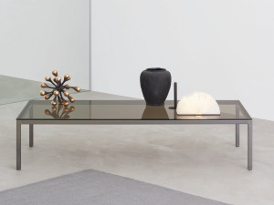 Прямоугольный низкий стол из стали и хрусталя