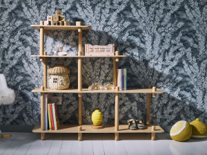 Деревянный книжный шкаф