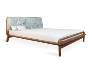 Кровать размера "king-size" из массива дерева с мягким изголовьем