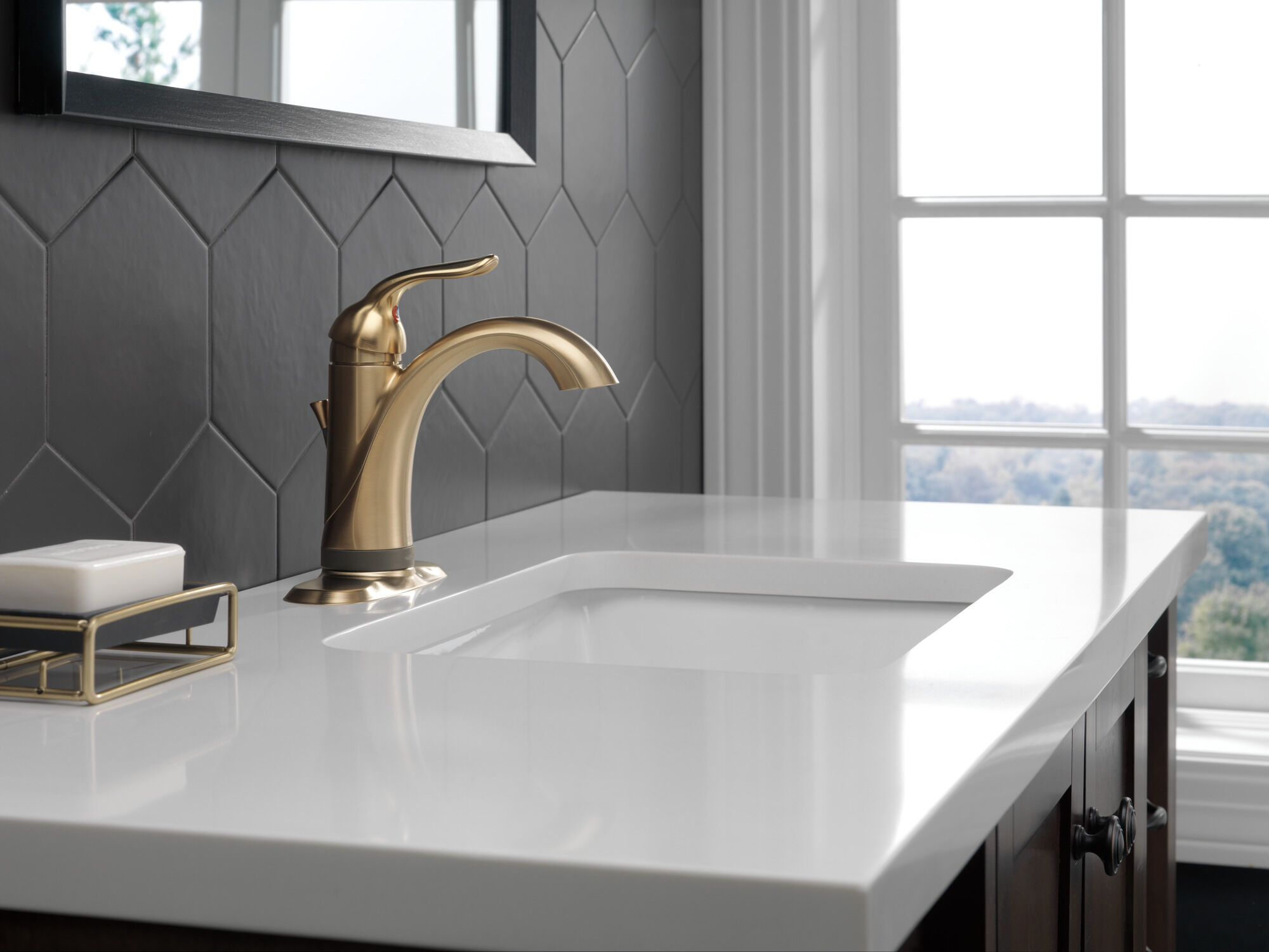 538T-CZ-DST Смеситель для ванной с одной ручкой с технологией Touch2O.xt® Delta Faucet Lahara Шампанское бронза  - Вид №2
