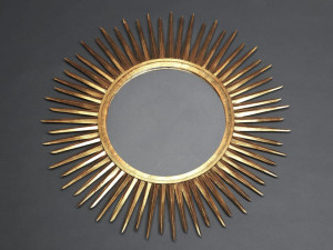 Настенное зеркало с железной рамой