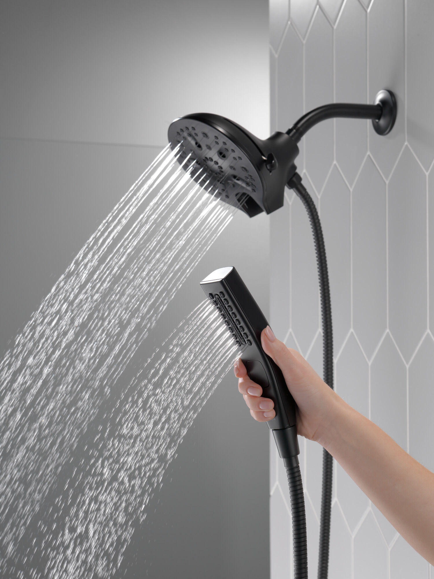 58620-BL-PK In2ition® H2Okinetic® Душ два в одном с 5 настройками Delta Faucet Universal Showering Матовый черный  - Вид №7