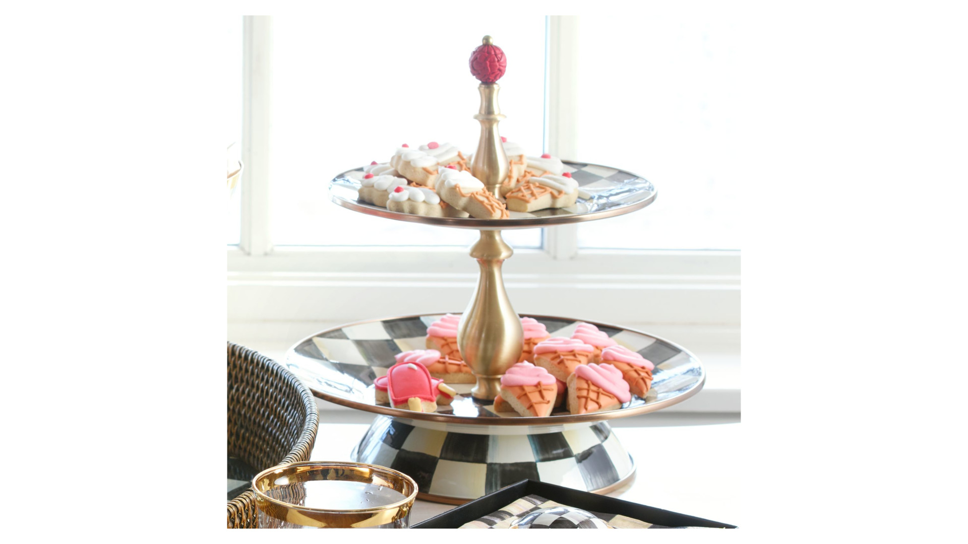 10654533 Mackenzie-Childs Ваза для сладостей двухъярусная Courtly Check Сталь  - Вид №1