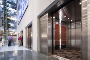 FSRT801 Интерьер лифта Levele-107 с панелями лайтплана в стекле vivispectra Spectra с прослойкой нестандартного изображения и отделкой pearlex +; захватные панели из нержавеющей стали с отделкой из песчаника, плавленого графита с льняной отделкой и индиви