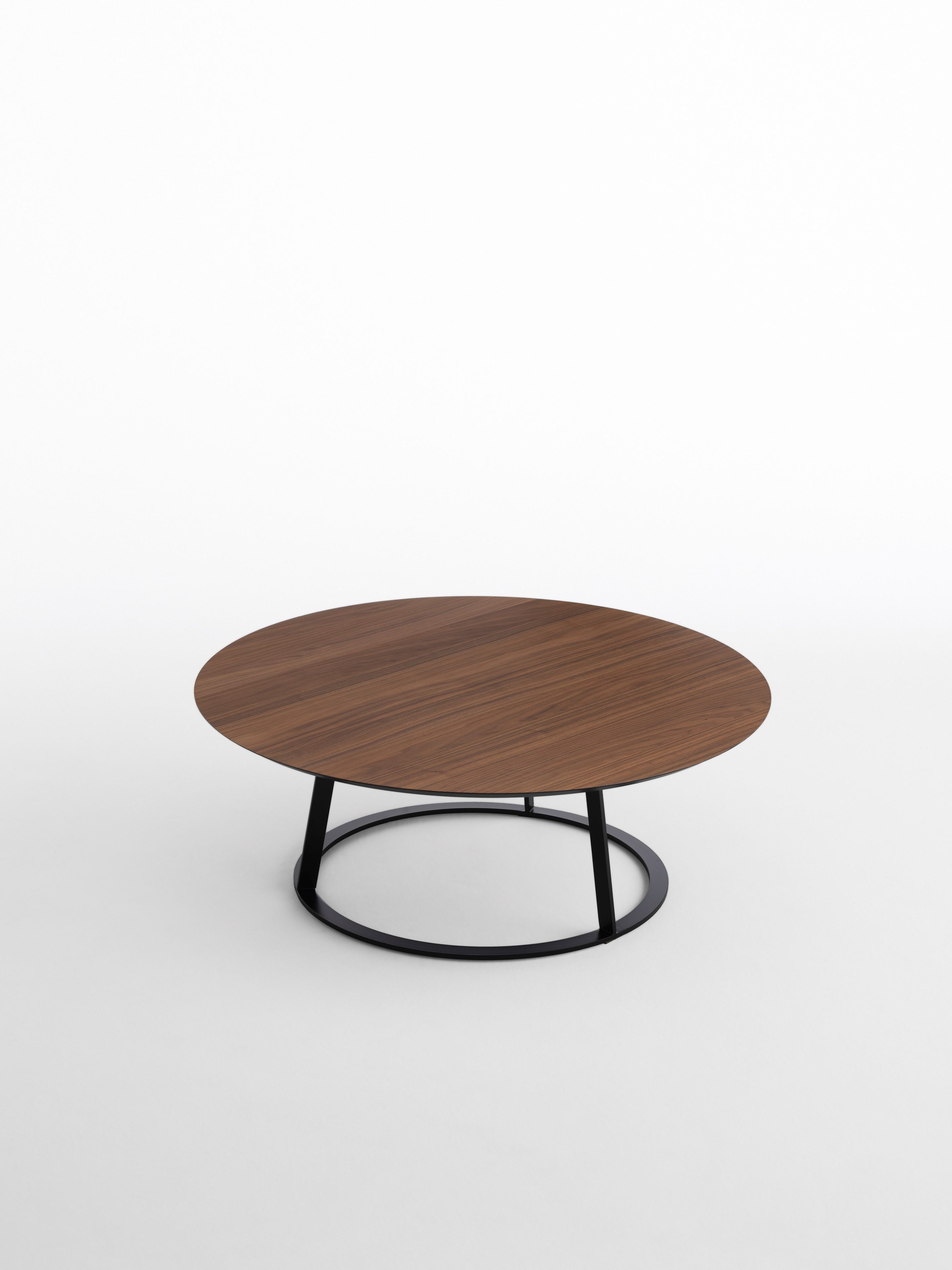 Круглый деревянный журнальный столик для гостиной Casamania & Horm Albino Family ARCH-00077887 - Вид №1